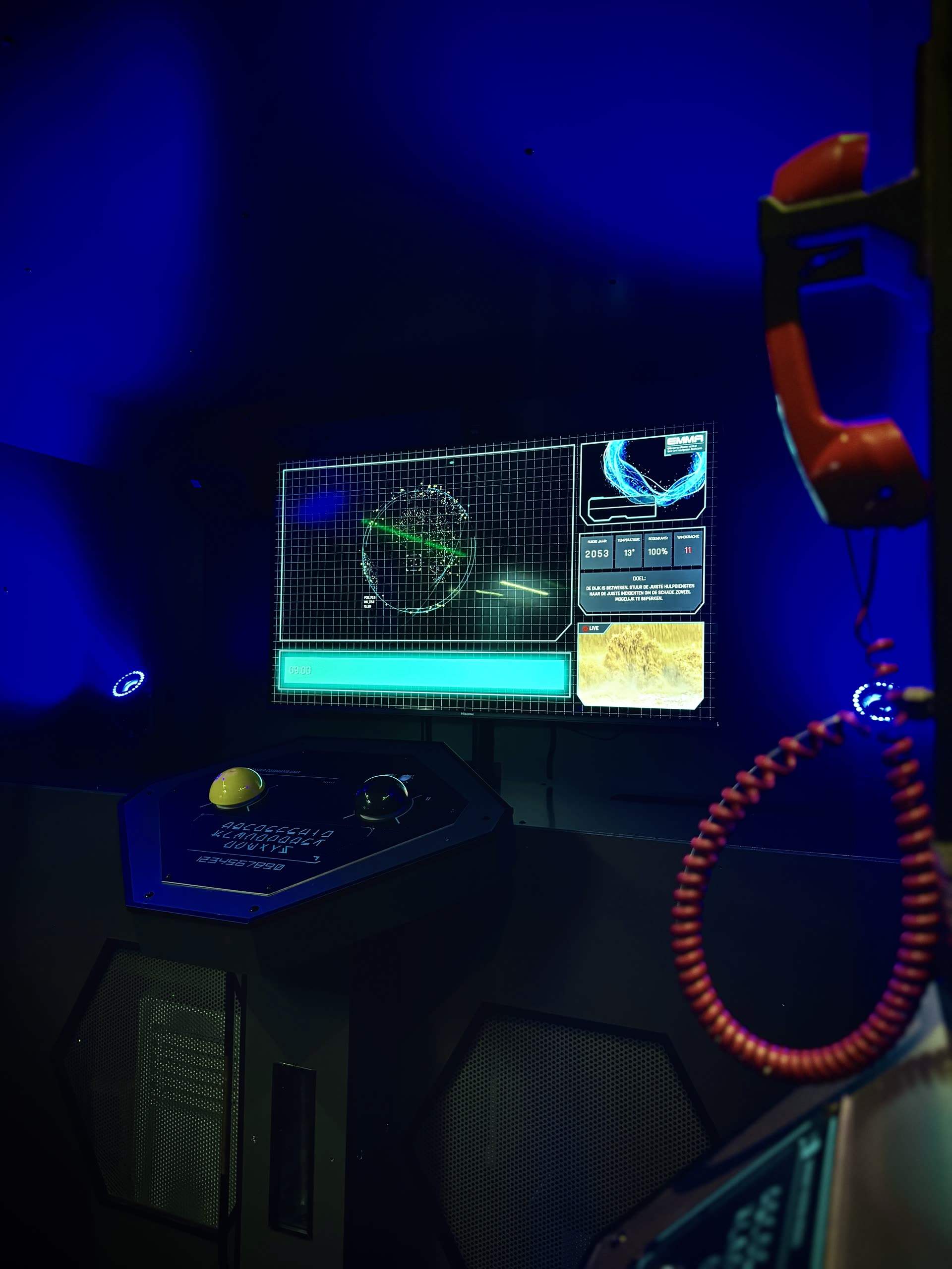 Spelers in The Timejump tijdmachine, interactieve klimaatbeleving in de SRV-wagen