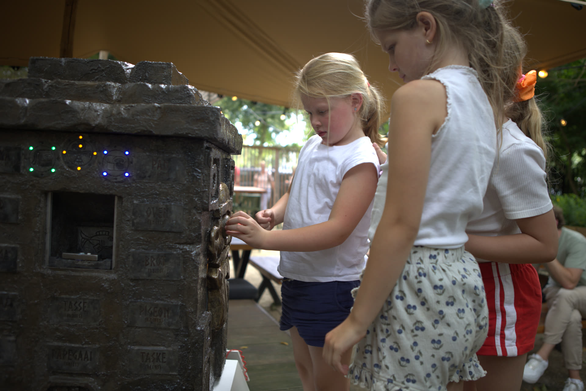 Kinderen lossen samen puzzels op met de Taalstenen, interactieve taalbeleving
